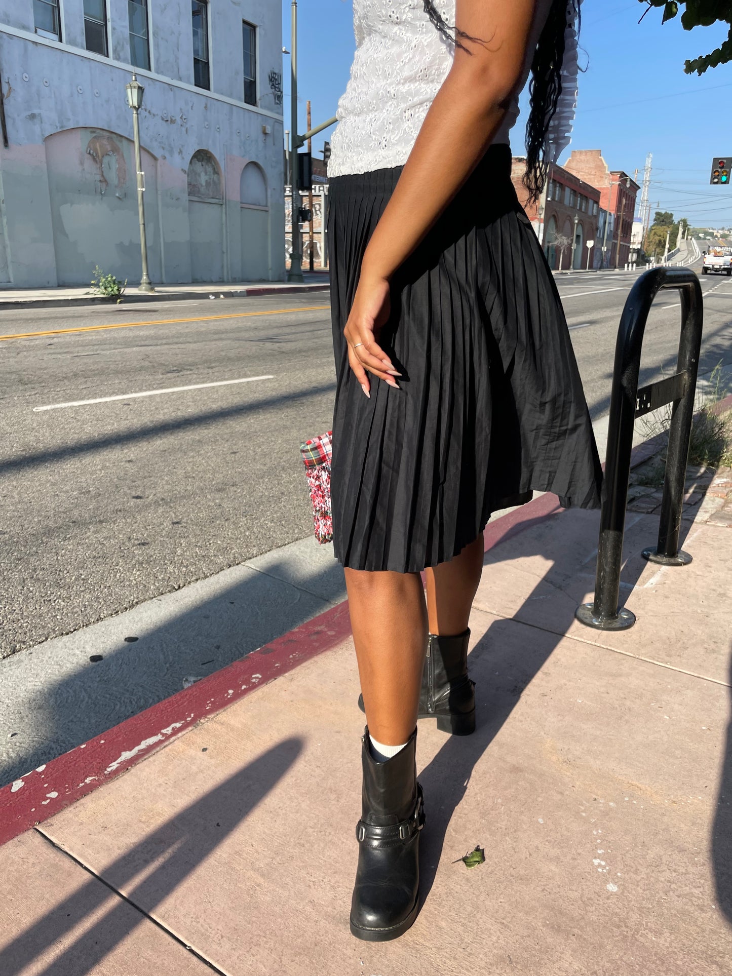 girl wearing Black Pleaded Skirt