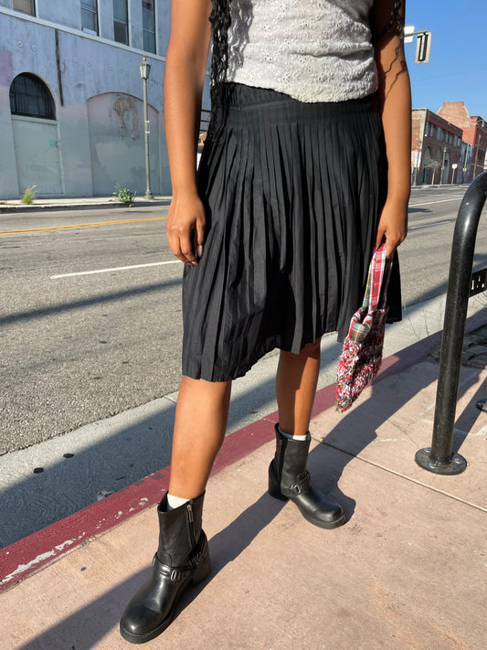 girl wearing Black Pleaded Skirt 